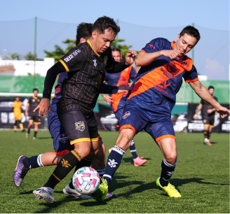 Disputa de balón en partido